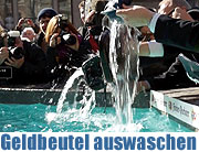Münchner Brauchtum zum Aschermittwoch (10.02.2016) Geldbeutel waschen am Fischbrunnen vor dem Rathaus (©Foto. Martin Schmitz)